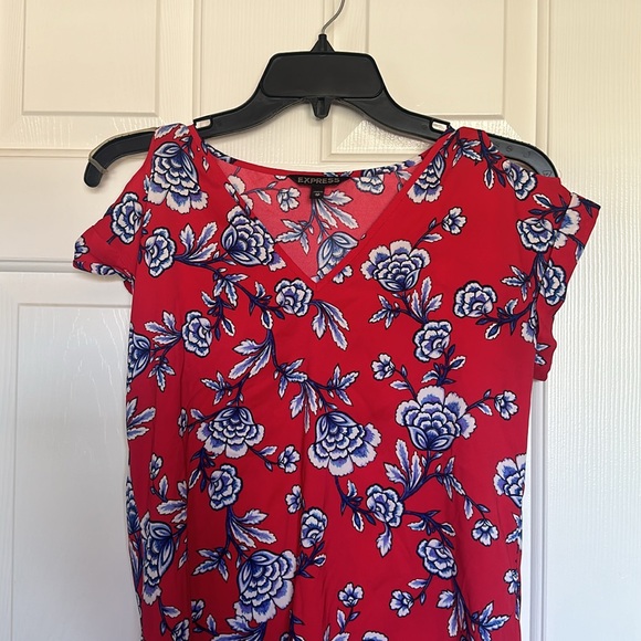 XS Express Top Keyhole Shoulders Red Floral Blouse GUC - Picture 2 of 5